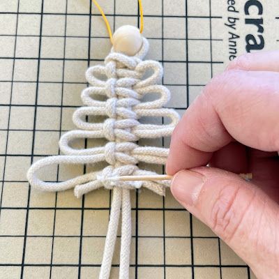 Macrame Tree Garland Diy, Easy Macrame Christmas Tree, Easy Macrame Christmas, Natal Boho, Macrame Christmas Tree Ornament, Macrame Xmas, Macrame Square, Macrame Square Knot, Macrame Ornaments