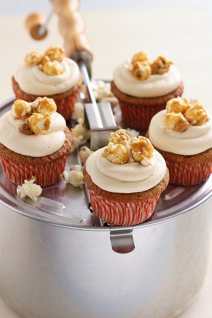 Popcorn Cupcakes, Popcorn Recipes Caramel, Cupcakes For Men, Cupcakes Ideas, Creative Cupcakes, Candied Bacon, Cupcake Flavors, Caramel Popcorn, Yummy Cupcakes