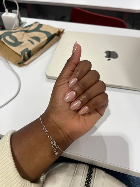 Short Natural Wedding Nails, Oval Classy Nails, Short Gel Nails Natural Brown Skin, Gel Manicure Brown Skin, Natural Gel X Nails, Chrome Nails On Black Women, Natural Nails Manicure Dark Skin, Minimalist Natural Nails, Chrome Gel Manicure