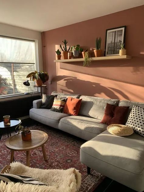 a pretty living room with a rust accent wall, a grey sofa with bright pillows, an open shelf, a bold printed rug and mini side tables Terracotta Living Room, Pretty Living Room, Home Decor Aesthetic, Aesthetic Home Decor, Home Decor Ideas Living Room, Home Decor Living Room, Living Room Decor Cozy, Ideas Living Room, Home Decorating Ideas