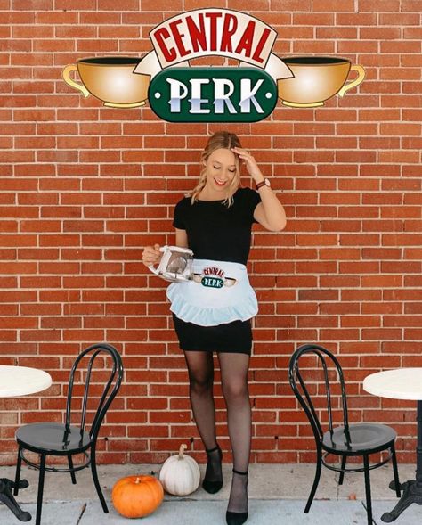 Rachel Green Costumes, Work Appropriate Halloween Costumes, Modest Halloween Costumes, Waitress Outfit, Costumes For Work, Blonde Halloween Costumes, Rachel Green Friends, Halloween Fits, Rachel Green Outfits