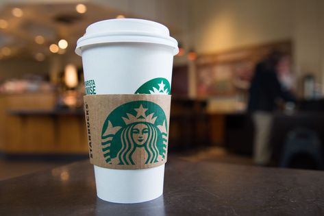 Starbucks Is Teaming Up With Uber to Start Delivering Coffee in 6 of the Biggest U.S. Cities Sweet Drinks Recipes, Café Starbucks, Starbucks Store, Starbucks Rewards, Starbucks Coffee Cup, Bebidas Do Starbucks, Starbucks Card, Starbucks Gift, Starbucks Gift Card