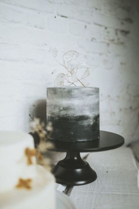 Black + Grey ombre wedding cake Wedding Rings Blue, Ombre Wedding Cake, Cake Design For Men, Blue Drink, 18th Cake, Black Grey Ombre, Wedding Cake Ombre, Shooting Inspiration, Big Wedding Cakes