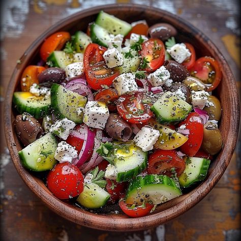 Greek Food Picnic, Greek Salad Aesthetic, Aesthetic Salads, Greece Salad, Horiatiki Salad, Greek Food Recipes, Salad Party, Salad Greek, Greek Salad Recipe