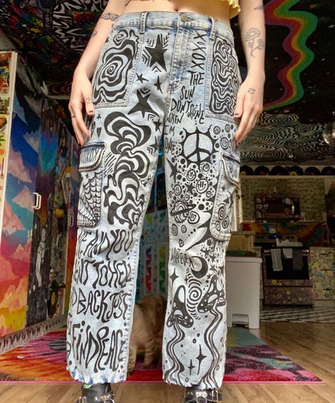 Trippy Pants Painting, Trippy Clothes Aesthetic, Psychadelic Outfits Aesthetic, Punk Upcycling, Savannah Saturn, Weirdcore Drawings, Alt Diys, Trippy Draws, Trippy Outfits