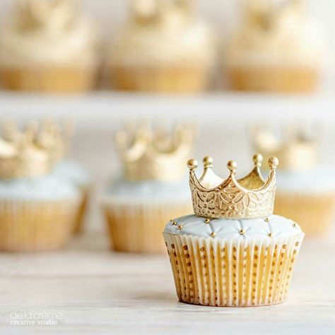 De La Creme Studio:  Royal baby shower.  Exquisite details.  Crown.  Baby shoes.  Pillow cushion cake with gold rope and tassels.  ♡♡♡♡♡ Prince Baby Shower Cake, Royal Cupcakes, Prince Birthday Party, Royal Cakes, French Cake, Royal Baby Showers, Prince Baby Shower, Baby Shower Princess, Royal Baby