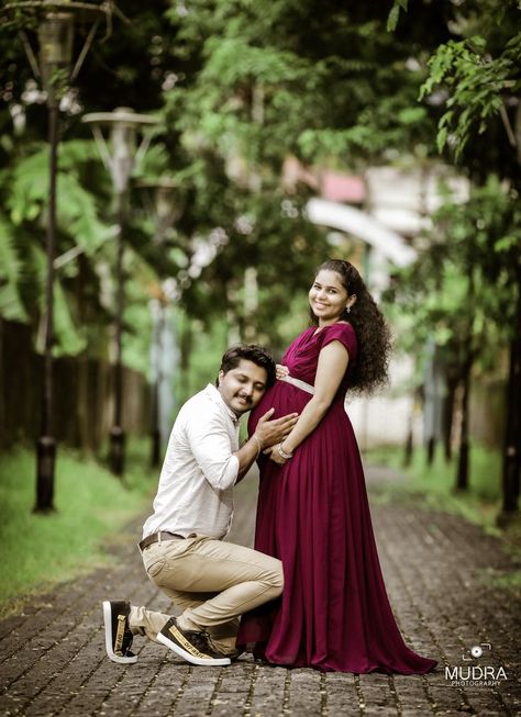 Kerala Maternity Photoshoot, Latest Maternity Photoshoot, Maternity Photography Poses Traditional, Maternity Shoot Traditional, Valagapu Photoshoot, Pregnancy Photoshoot Ideas Couple, Martinity Photos Ideas, Maternity Photography Traditional, Maternity Suit Photoshoot