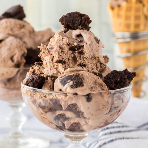 Chocolate Brownie Ice Cream Recipe Fav Dessert Ice Cream, Delicious Desserts Pictures, Chocolate Ice Cream Aesthetic, Pictures Of Ice Cream, Choco Ice Cream, Brownies Ice Cream, Doctor Study, Brown Ice Cream, Cupcake Recipes Uk