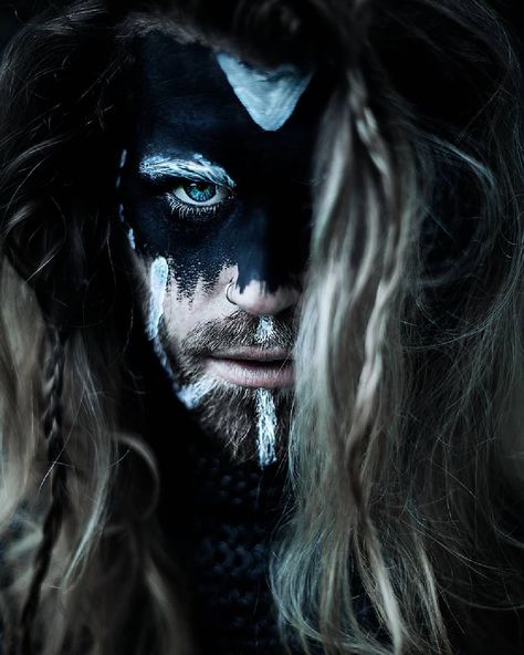 DeviantArt (@deviantart) • Фото и видео в Instagram Viking Face Paint, Warrior Makeup, Viking Makeup, Paint Aesthetic, Viking Aesthetic, Smink Inspiration, Male Makeup, Fantasy Photography, Fantasy Male