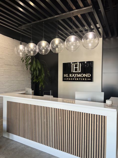 Professional Office Reception Area, Office Interior Design Reception Lobbies, Business Reception Ideas, Reseption Zone Beauty Salon, Salon Reception Desk Office, Esthetic Salon Design, Receptionist Area Ideas Offices, Pilates Studio Front Desk, Business Lobby Reception Areas