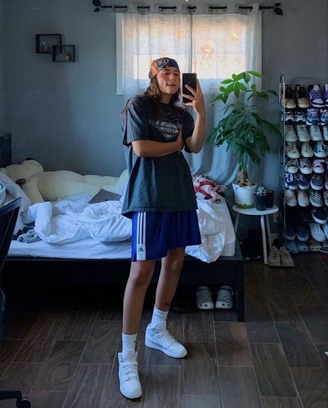 Brown Undershirt Outfit, Tomboy Style Women, Athletic Masc Outfits, Long Cotton Shorts Outfits, Masc Fem Summer Outfits, Tomboy Fits Summer, Athletic Masc Women, Outfit Ideas For Masculine Women, Tomboy Lesbian Style