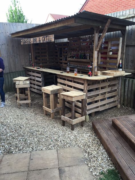 #Bar, #Easy, #Outdoor, #RecyclingWoodPallets, #Stool, #TikiBar So, my step-son and daughter-in-law to be decided they needed an outside bar to complement their decking in their party garden. Yours truly decided that it would make an excellent wedding present. Costing it initially in sawn treated timber proved Bar Con Pallet, Bar Pallet, Pallet Bar Diy, Diy Outdoor Bar, Bar Exterior, Outside Bars, Pallet Bar, Backyard Bar, Easy Wood