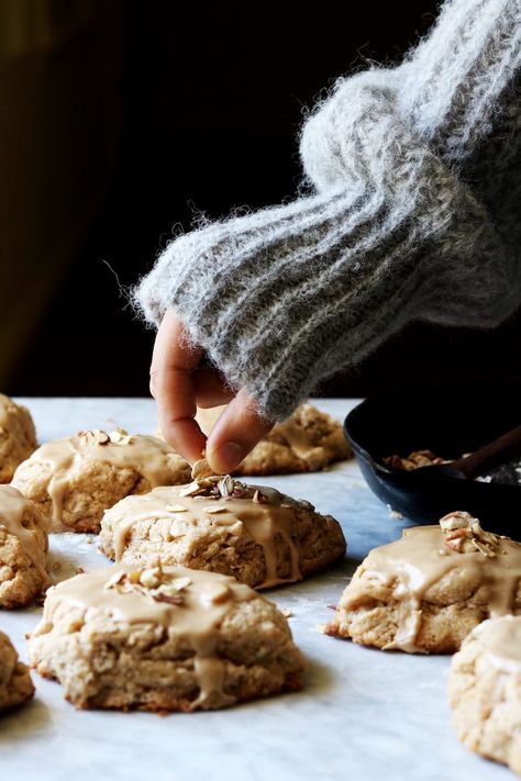 Maple Oat Scones With Espresso Glaze | DisplacedHousewife Espresso Glaze, Vanilla Bean Scones, Oat Scones, Speculoos Cookie Butter, Salted Caramel Cake, Pumpkin Cream Cheese Muffins, Pumpkin Scones, Cream Cheese Muffins, Copycat Starbucks Recipes