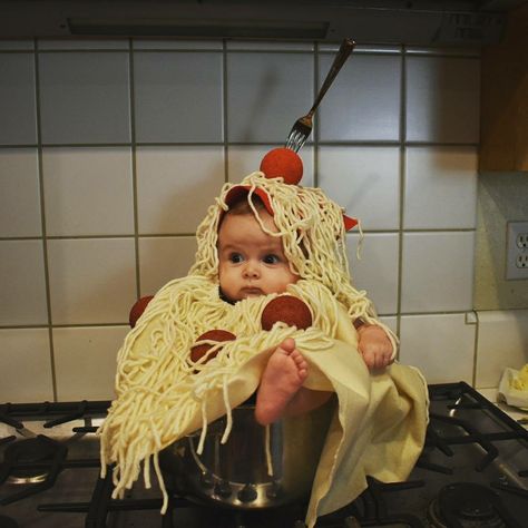 Baby Spaghetti Costume, Babies In Costumes, Baby Costume, Funny Baby Costumes, Cute Baby Costumes, Cute Baby Halloween Costumes, Funny Baby Pictures, Baby Kostüm, Cute Funny Babies