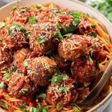 Best Spaghetti and Meatballs Recipe - Veronika's Kitchen Meatball Marinara Recipes, Marinara Recipes, Best Spaghetti And Meatballs, Meatballs Dinner, Spaghetti With Meatballs, Spaghetti And Meatballs Recipe, Meatball Marinara, Tender Meatballs, Spaghetti Meatballs