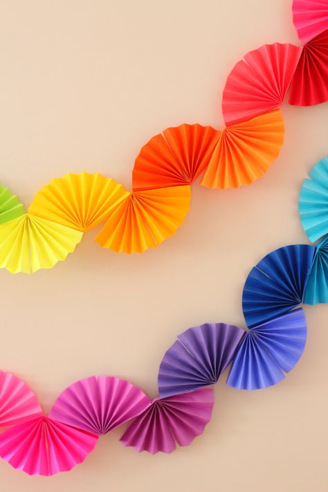 Paper Fan Garland, Hiasan Dinding Diy, Fan Garland, Rainbow Fan, Dekorasi Halloween, Hantverk Diy, Paper Decorations Diy, Rainbow Theme Party, Paper Fan