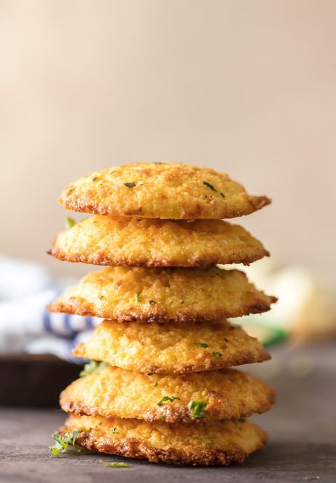 Garlic Cheesy Cornbread Drop Biscuits Garlic Cornbread, Cornbread Appetizer, Cheddar Drop Biscuits, Muffin Mix Recipe, Jiffy Mix Recipes, Jiffy Recipes, Cornbread Biscuits, Jiffy Cornbread Recipes, Cheesy Cornbread