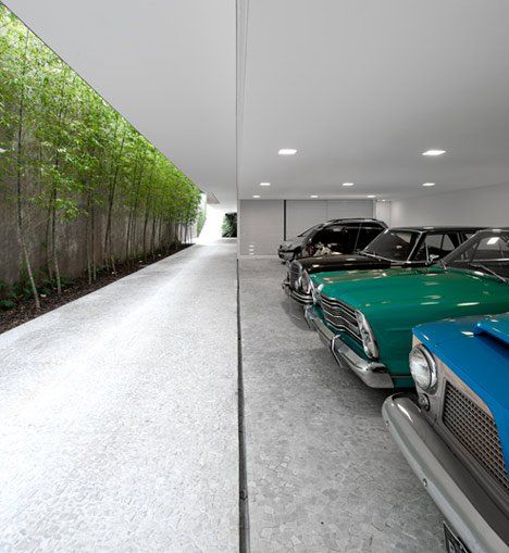 Casa Grecia by Isay Weinfeld Residence Architecture, Garage Design Interior, Underground Garage, Luxury Exterior, Luxury Garage, Cars Room, Modern Residence, Narrow House, Cyberpunk City