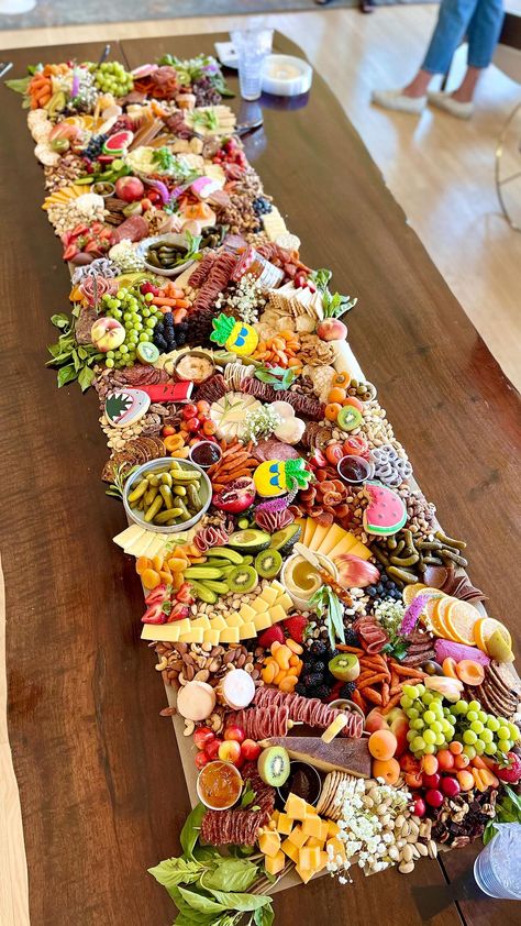 Grilled Platter, Grazing Food, Charcuterie Board Meats, Platter Board, Sharing Platters, Meat Platter, Party Food Buffet, Charcuterie Inspiration, Party Food Platters