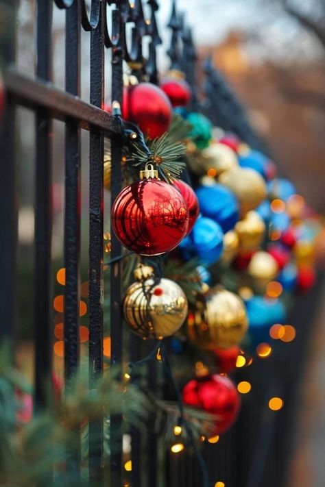 Festive Christmas Fence Decoration Ideas for Yuletide Chainlink Fence Christmas Decorating Ideas, Decorating A Fence For Christmas, Christmas Fence Decor, Christmas Fence Decorations Outdoor, Christmas Fence Decorations, Fence Christmas Decorations, Fence Decor Ideas, Christmas Fence, Outdoor Fence Decor