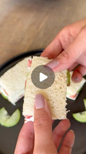 Tomato Sandwich Ideas, Tea Party Snack Ideas, How To Make Tea Sandwiches, Cucumber Tomato Sandwich, Brunch Snacks Appetizers, Tea Party Spread, How To Make Sandwich Bread, Sandwich For Party, Little Sandwiches For A Party