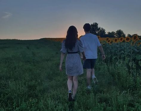 Sunflower Couple Aesthetic, Sunflower Couple, Sunset Photo Ideas, Ship Aesthetic, Dream Proposal, Love Sunset, Sunflower Photo, Daisy Field, Valentines Day Date