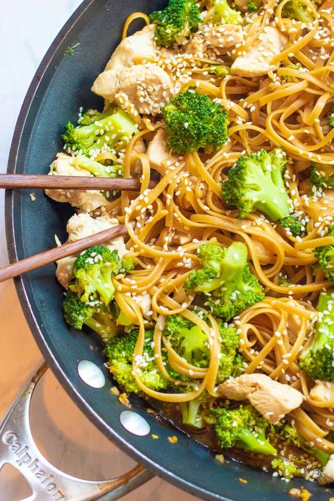 Broccoli Sesame, Broccoli Noodles, Chinese Dinner, Family Supper, Chicken Chopped Salad, Sesame Noodles, Noodle Recipe, Sweet And Spicy Sauce, Chicken And Broccoli