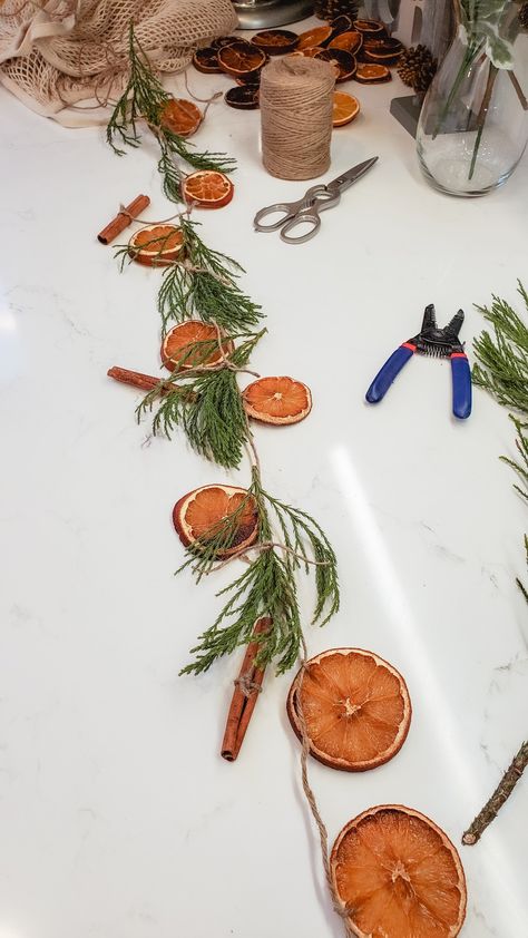 Cinnamon Pinecones, Natural Christmas Decor, Orange Christmas, Holiday Garlands, Christmas Black, Orange Garland, Natural Christmas, Christmas Inspo, Old Fashioned Christmas