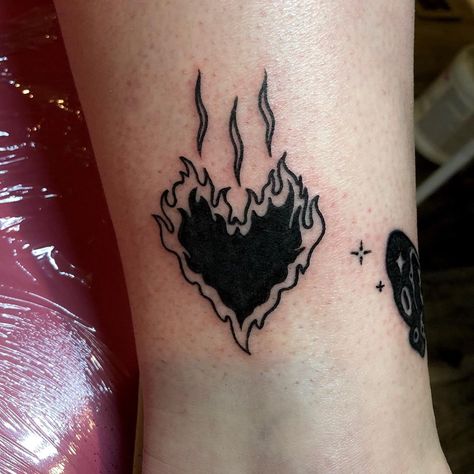 Hals Tattoo Mann, Tato Maori, Grunge Tattoo, Herz Tattoo, Flame Tattoos, Tattoo Heart, Fire Tattoo, Geniale Tattoos, Vibes Art