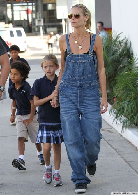 PHOTO: Heidi Klum's Hangover Overalls Denim Overalls Outfit, Dungaree Outfit, Looks Hip Hop, Look Boho Chic, Overalls Outfit, Summer Shorts Outfits, Denim Chic, Jumpsuit Outfit, Outfit Jeans