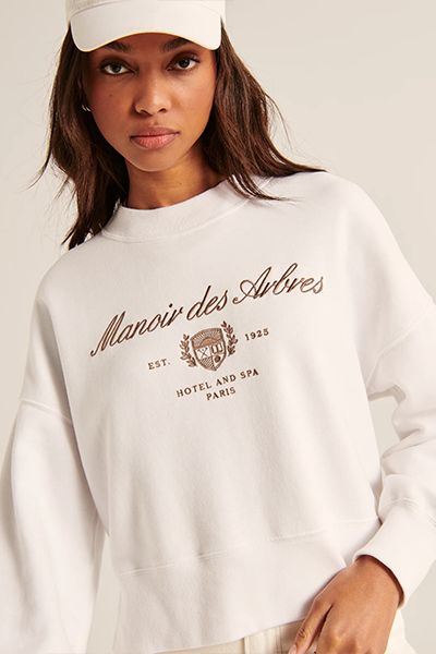 20 Pieces So Cozy You Won't Want To Wear Anything Else | The Everygirl Old Money Sweatshirt, Monogram Sweater, Atlanta Fashion, Women Sweatshirts, College Style, Wearing Clothes, Crew Sweatshirts, Sports Shirts, Comfy Outfits