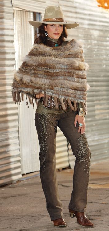 Fur cape with embossed jeans. French Cowboy, Mode Country, American Cowgirl, Equestrian Outfit, Wilde Westen, Pashmina Wrap, Looks Country, Country Fashion, Cowgirl Chic