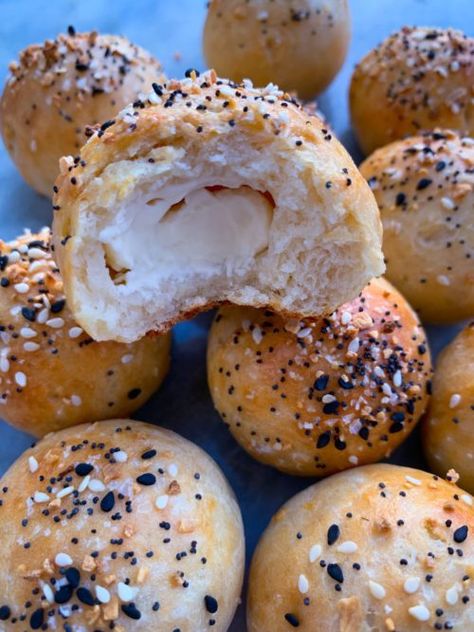 Bagel Bites - Holly in the PNW Mini Bagel Bites, Bagel Bites Recipe, Bagel Store, Bagel Recipe Easy, Quick Easy Breakfast, Pretzel Bread, Cinnamon Roll Recipe Homemade, Freezer Food, Mini Bagels