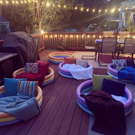 Movie Night Outside, Movie Night Seating, Cozy Pool, White Bedroom Design Ideas, Stars Landscape, Backyard Movie Night Party, Diy Backyard Movie Night, Movie Seats, Birthday Movie Night