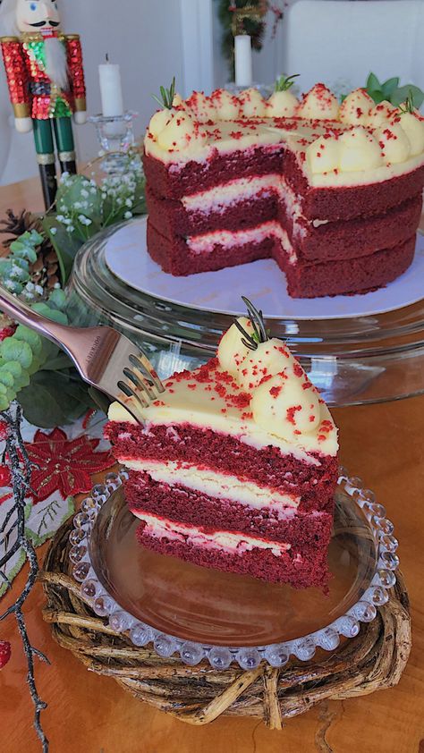 Christmas Cake Red Velvet, Red Velvet Cake Christmas, Christmas Cake Aesthetic, Red Velvet Cake Aesthetic, Red Velvet Birthday Cake, Redvelvet Cake, Banana Cake Recipe Easy, The Life I Want, Red Velvet Christmas