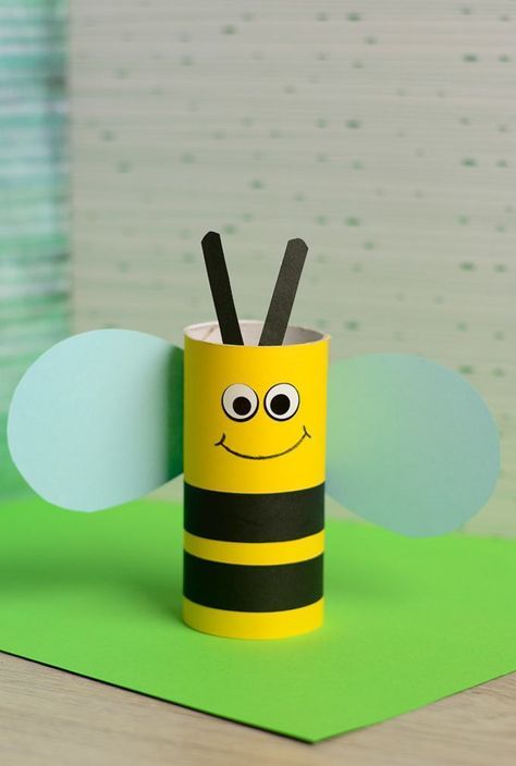 Veja as mais belas referências de artesanato com rolo de papel higiênico. Saiba também o passo a passo explicativo para fazer o seu. Bug Craft, Cardboard Tube Crafts, Bee Craft, Bee Crafts For Kids, Bugs Preschool, Diy Spring Crafts, Toilet Roll Craft, Toilet Paper Tube, Toilet Paper Crafts