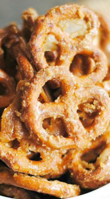 Maple Glazed Pretzels Carolina Spiced Pretzels 12 Tomatoes, Pretzel Snacks, Snack Mixes, Pretzels Recipe, Snack Mix Recipes, Snack Treat, Chex Mix, Snack Attack, Snack Mix