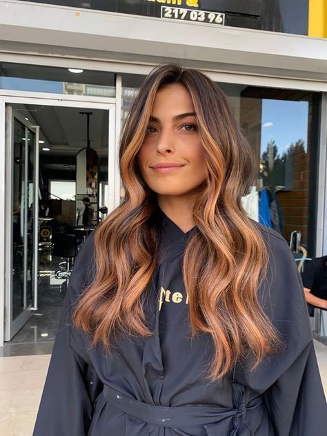 Auburn Balayage Money Piece, Auburn Two Tone Hair, Brunette Hair With Copper And Blonde Highlights, Auburn Hair Styles For Women, Cooper Bayalage Brunette, Dark Brown Hair With Strawberry Blonde, Copper With Root Smudge, Cooper Brunette Hair, Copper Hair With Brown Shadow Root