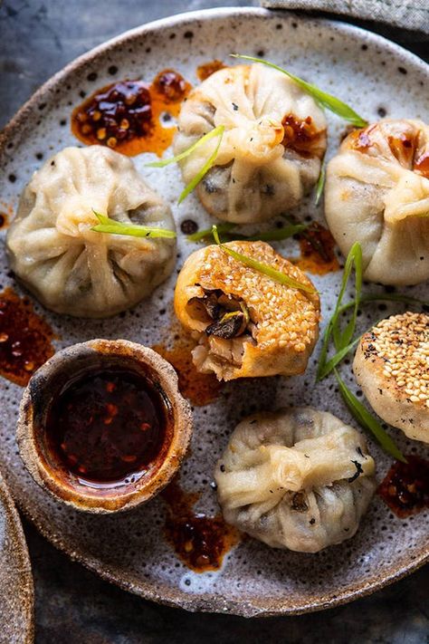 Sesame Sauce Recipe Easy, Asian Dumpling Recipe, Vegetarian Dumplings, Mushroom Dumplings, Sweet And Spicy Chili, Easy Dumplings Recipe, Caramelized Mushrooms, Turkey And Dumplings, Vegetarian Dumpling