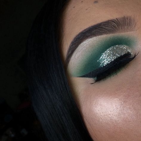 Ig: glambyesmeralda Cut Crease Hooded Eyes, Quince Makeup, Maroon Eyeshadow, Crease Eye Makeup, Eye Makeup Bright, Cut Crease Eye Makeup, Crease Eyeshadow, Maquillage Yeux Cut Crease, Cut Crease Eyeshadow