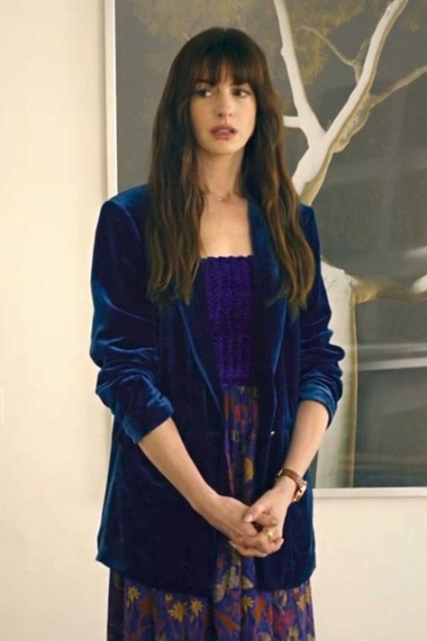 Anne Hathaway Hair, Deep Winter Palette Outfits, Anne Hathaway Style, Deep Winter Colors, Flamboyant Natural, Bright Winter, Dark Winter, Movies Outfit, Statement Accessories