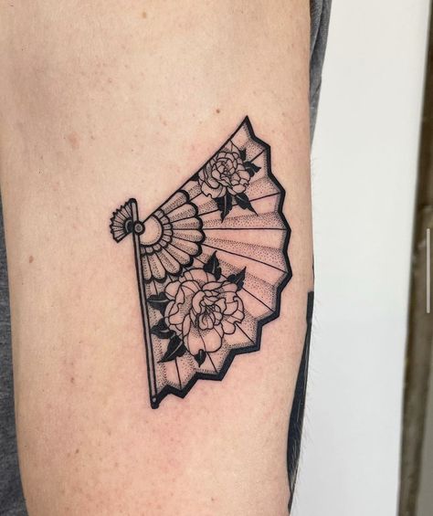 Mexican Fan Tattoo, Traditional Spanish Tattoo, Flamenco Fan Tattoo, Hand Fan Tattoo Design, Ornamental Fan Tattoo, Vintage Fan Tattoo, Small Fan Tattoo, American Traditional Fan Tattoo, Japanese Fan Tattoo Traditional