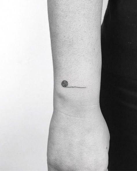 Yarn Tattoo, Tattoo Knee, Knitting Tattoo, Sewing Tattoos, Crochet Tattoo, Cream Tattoo, Petit Tattoo, Minimal Tattoo Design, Tatuaje A Color