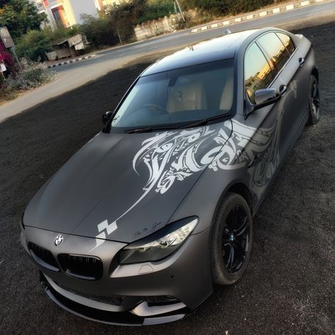 India's first and only bmw f10 with arabic calligraphy on it. Looks dope. Car Paint Jobs Ideas Design, Cool Car Wrap Designs, First Car Ideas, Car Wrap Ideas, Bmw Wrap, Graffiti Car, Car Sticker Ideas, Pink Motorcycle, Бмв X3