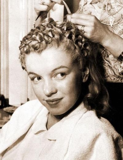 Tutorial: A Marilyn Pin Curl Set | Va-Voom Vintage with Brittany Marilyn Monroe Hairstyle, 1950s Marilyn Monroe, Cabelo Pin Up, Marilyn Monroe Hair, Norma Jean Marilyn Monroe, Marilyn Monroe Fotos, Estilo Marilyn Monroe, Pin Curls, Lauren Bacall