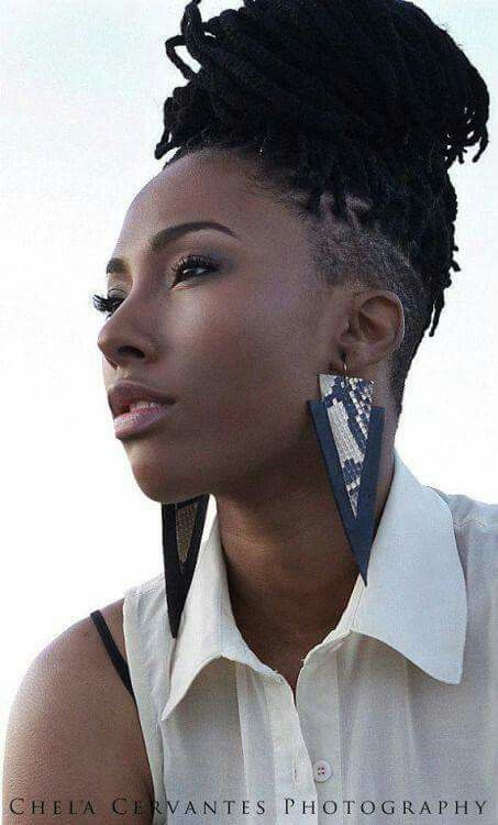 ❤ Urban Africana! Braids Undercut, Braids With Shaved Sides, Shaved Side Hairstyles, Dreadlock Styles, Dreads Styles, Side Hairstyles, Pelo Afro, Pinterest Hair, Shaved Sides