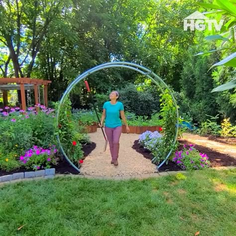 Moon Portal Garden, Moon Gate Trellis, Wooden Moon Gate, Round Garden Arch, Diy Moon Arch, Diy Moongate Arch, Moon Gate Diy Trampoline, Moon Arch Garden, Recycled Trampoline Ideas