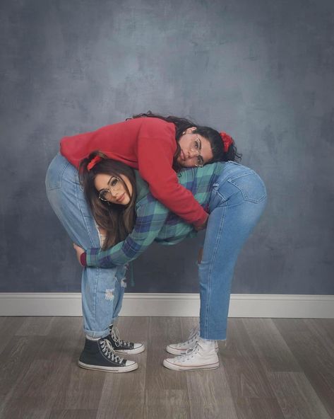 Funny Poses With Bestie, Awkward Valentine Photos, Photo Shoot Ideas Poses, Funny Studio Photoshoot, Funny Best Friend Photos, Awkward Photos Siblings, Awkward Family Picture Poses, Jcp Photoshoot Ideas, Akward Photoshoot Ideas