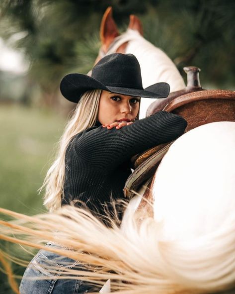 Photo With Horse, Western Senior Picture Ideas, Cowgirl Senior Pictures, Western Photoshoot Ideas, Equestrian Photoshoot, Horse Photoshoot Ideas, Equine Photography Poses, Western Photo Shoots, Horse Senior Pictures