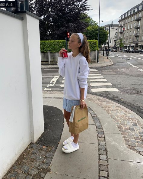 Anna Astrup on Instagram: “burger pick up ❤️‍🩹” Anna Astrup, Matilda Djerf, Basic Fits, Stockholm Fashion, Celine Luggage Bag, Fit Inspo, Fitness Inspo, Hair Inspo, Cool Girl